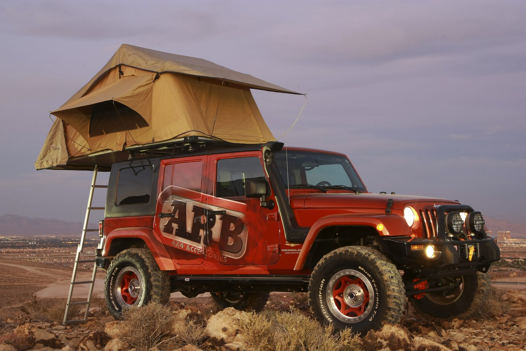 Jeep Wrangler Rubicon с палаткой